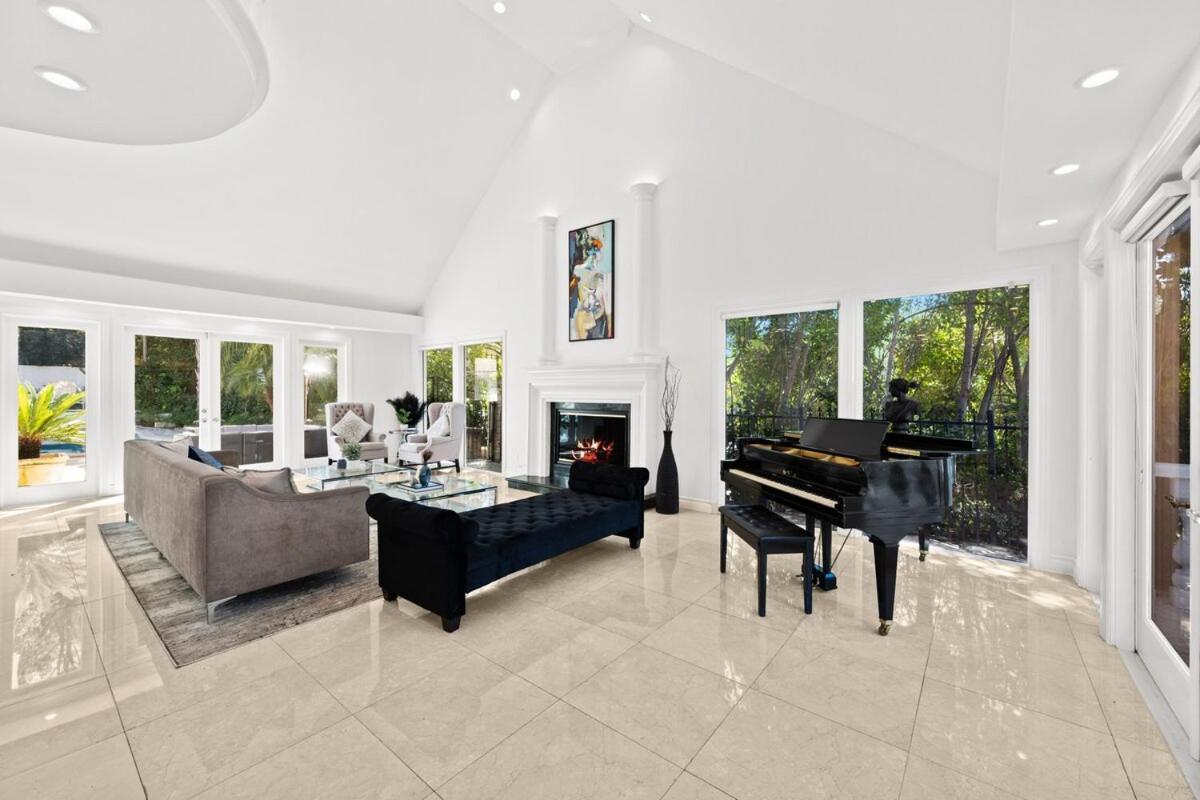 Private 5 Bedroom 6 Bathroom Encino Estate With Pool And Jacuzzi - Los Angeles