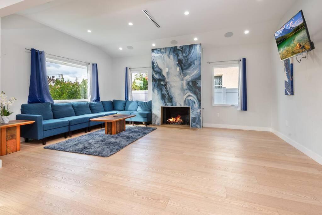 Prime Location, Stylish Space: 3Br Home With Bbq - Los Angeles