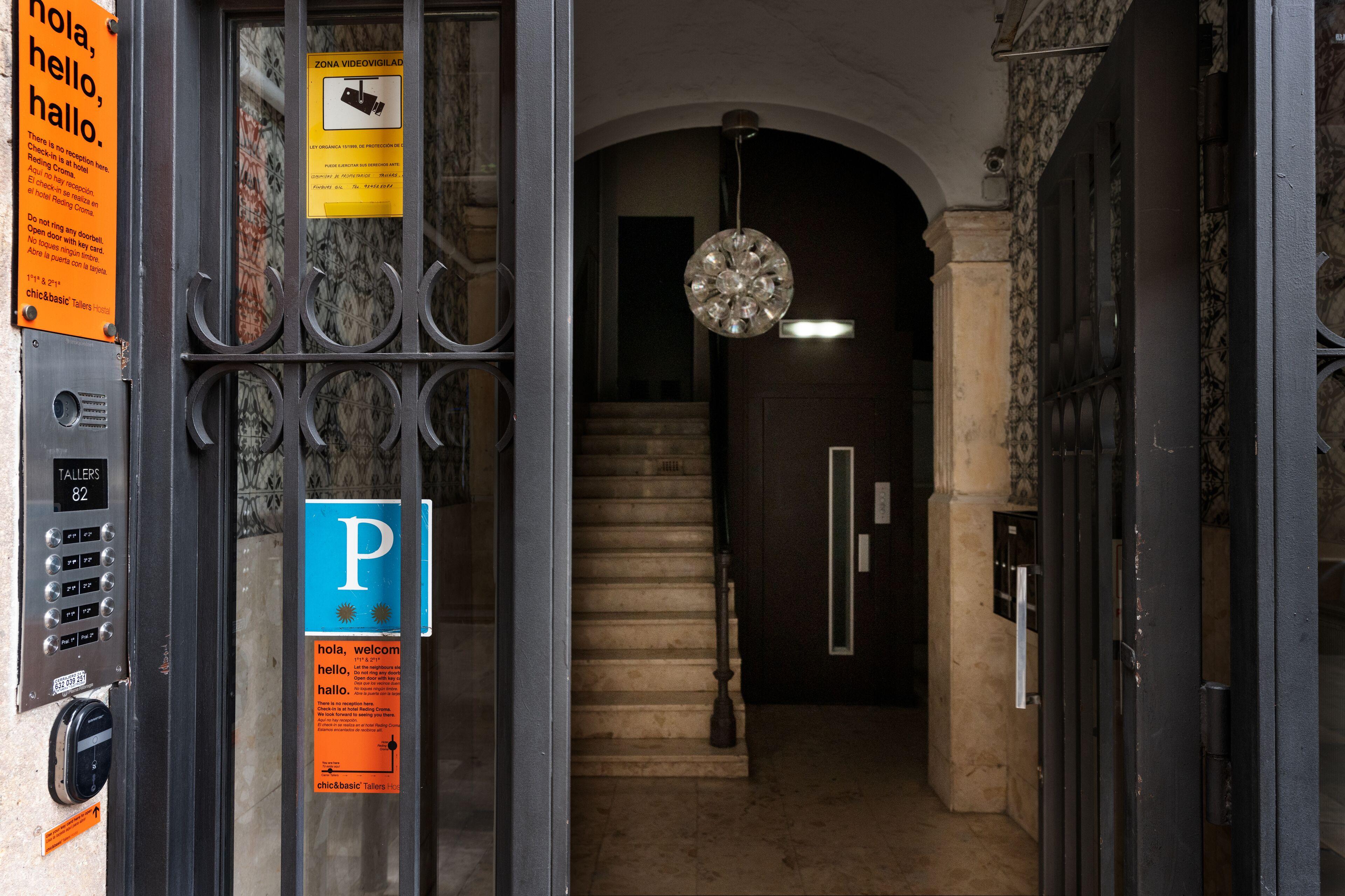 Chic & Basic Tallers Hostal