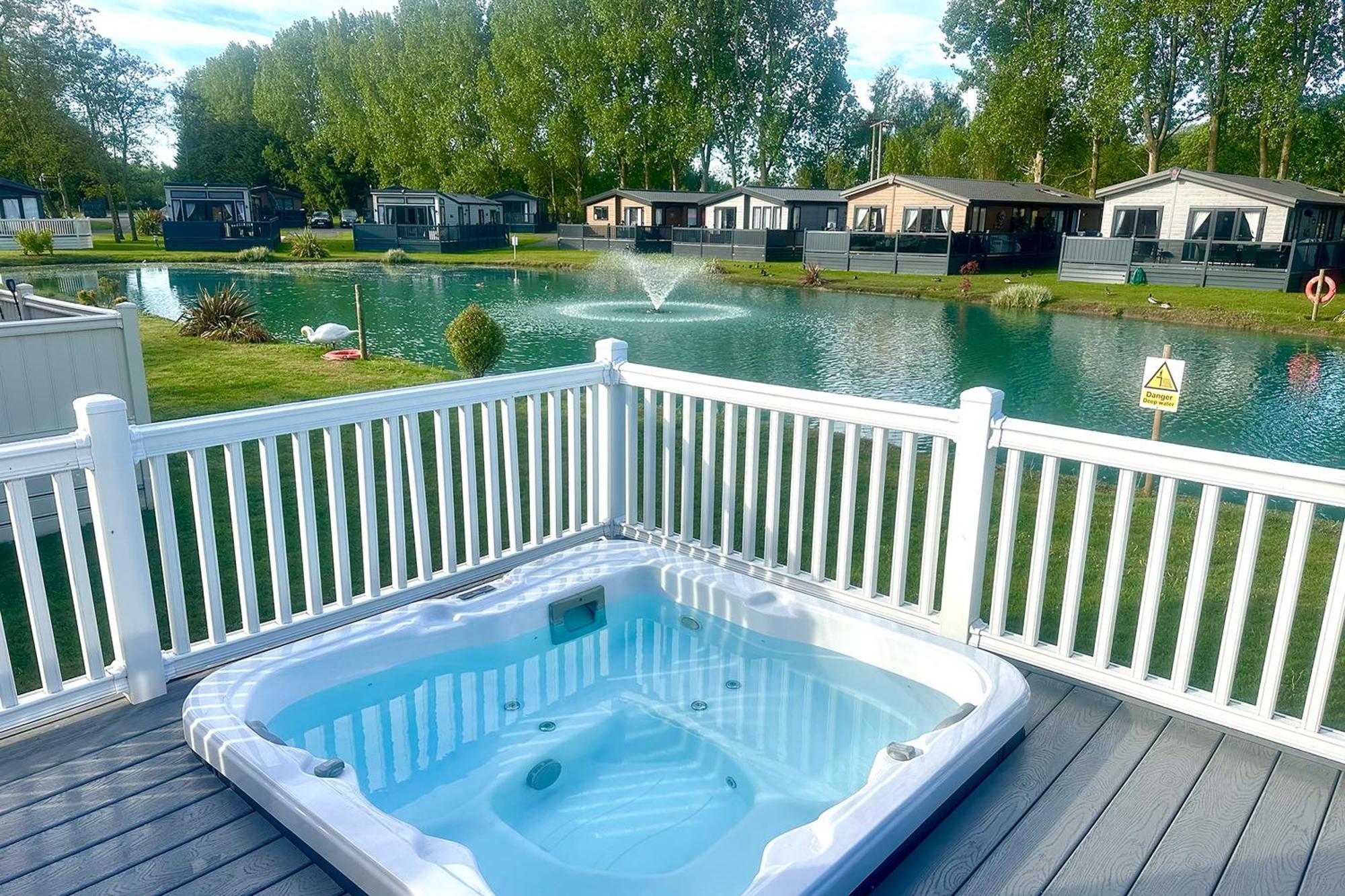 Honey Bee Lodge With Hot Tub - York