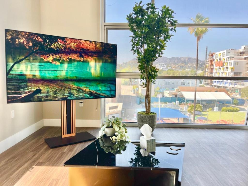 Hollywood Sign View 2 Bed 2 Bath Premium Corner